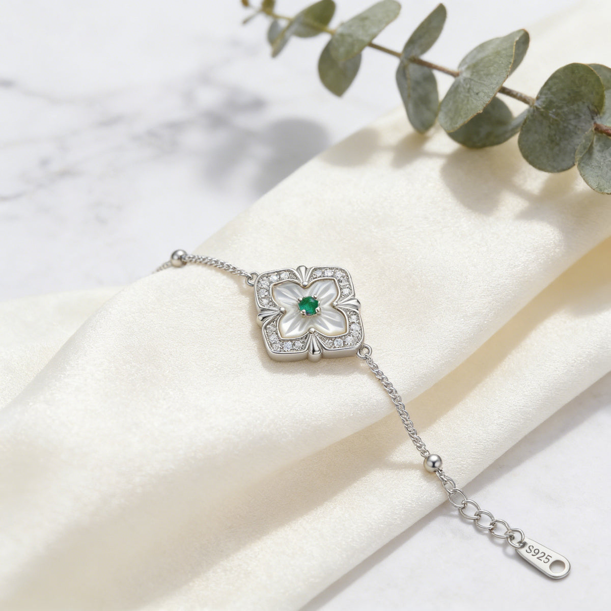 925 Sterling Silver Elegant Sterling Silver Clover Bracelet with Mother of Pearl and Green Gemstone