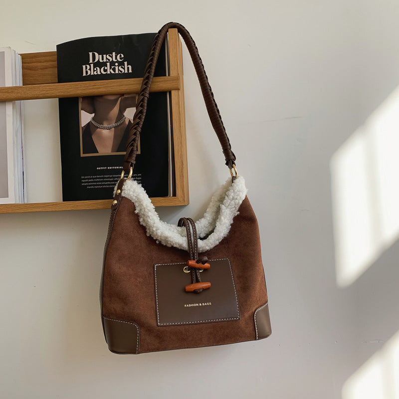 Design A Small Messenger Bag With One Shoulder