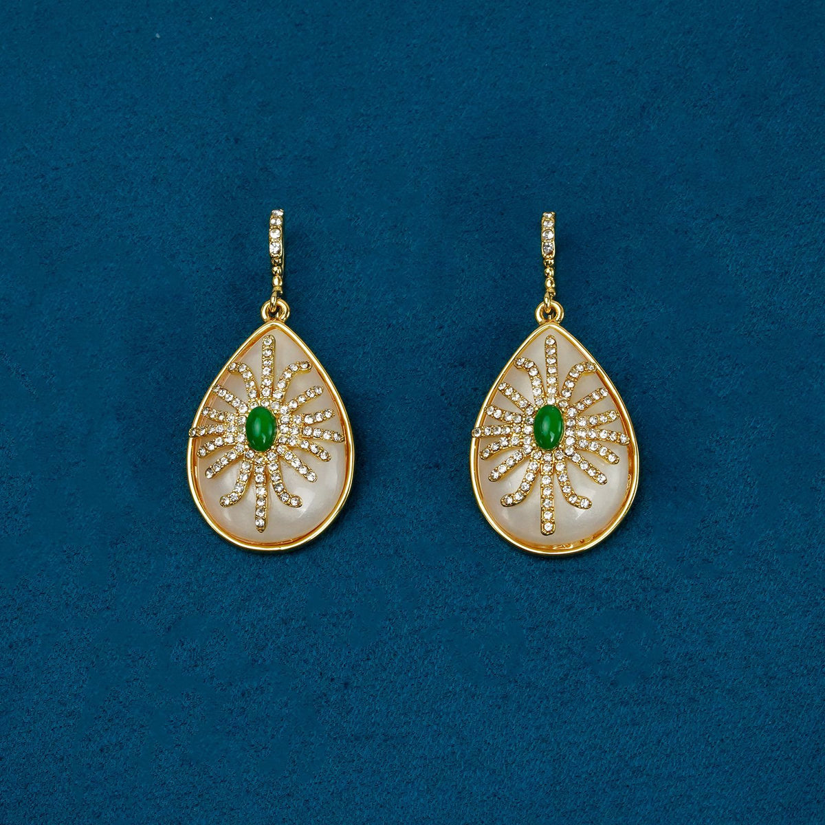 Temperament Palace Feng Shui Drop Shaped Earnail Necklace Set