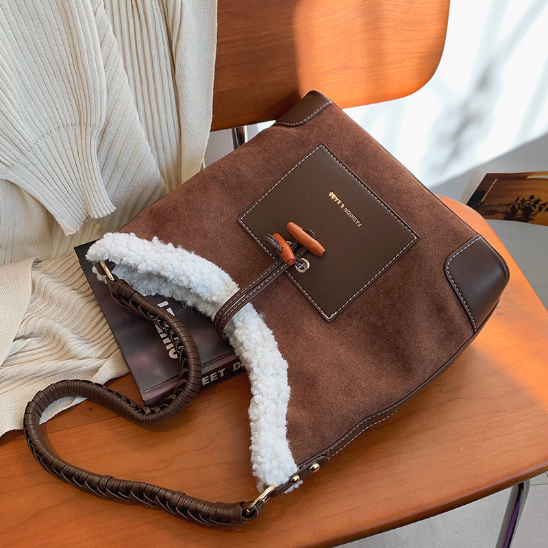 Design A Small Messenger Bag With One Shoulder