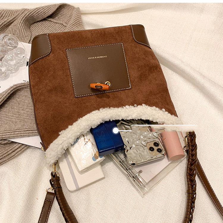 Design A Small Messenger Bag With One Shoulder