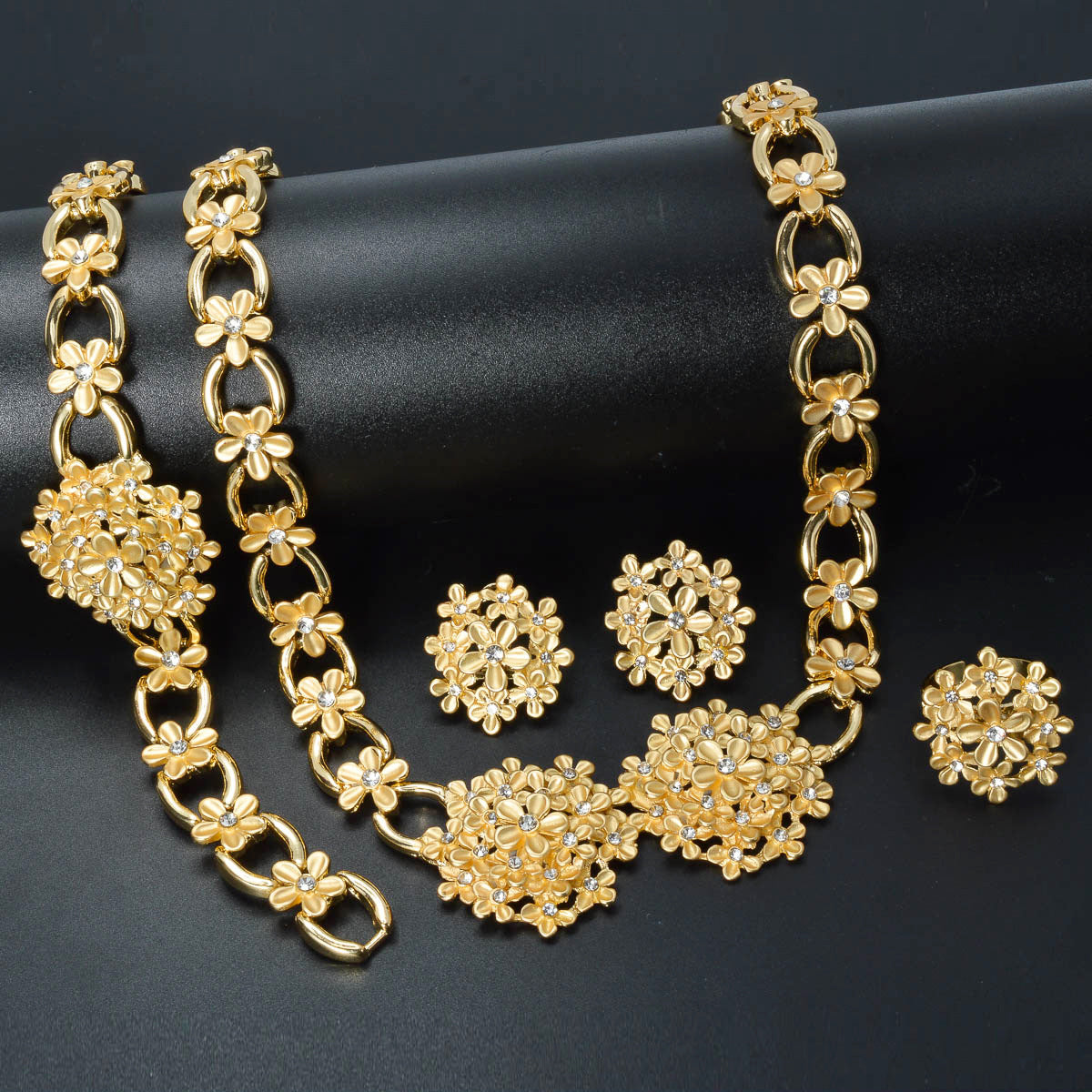 European And American Trendy Floral Jewelry Adorned With Diamonds